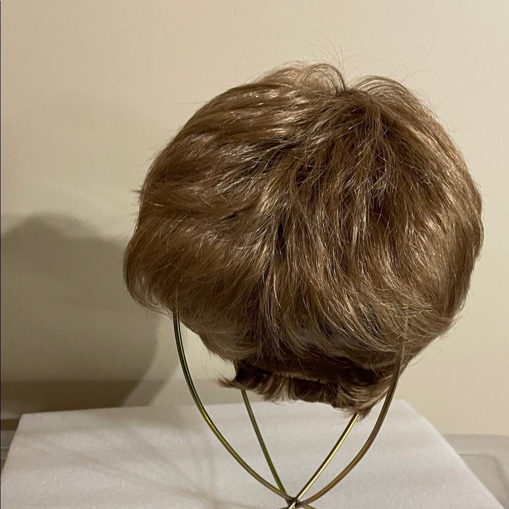 Raquel Welch Stylish Wig for Women Size Large with adjustable straps